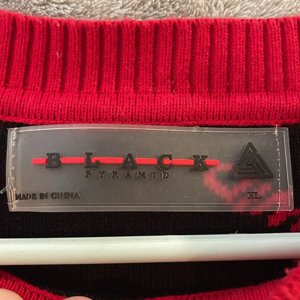 Black‎ Pyramid Crewneck Heavy Sweater Men’s Sz XL Red with Black Allover print